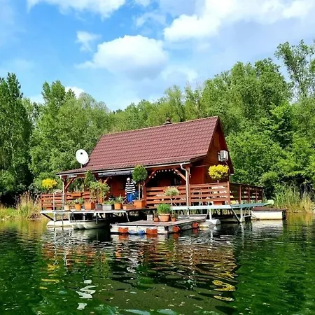 Hausboat Kvapka 보트호텔 *